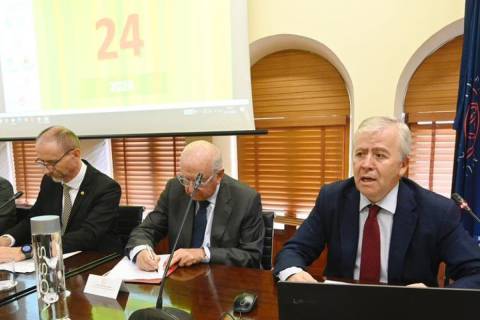 Ángel Meroño, director de la Cátedra, presentando el Barómetro de la Empresa Familiar, hoy.